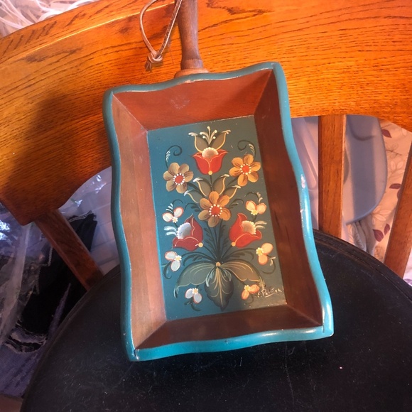 Two vintage folk art, small trays with handles, for display - slightly loved - Picture 9 of 11
